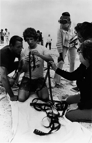 Spielberg analizando fotogramas de Tiburón